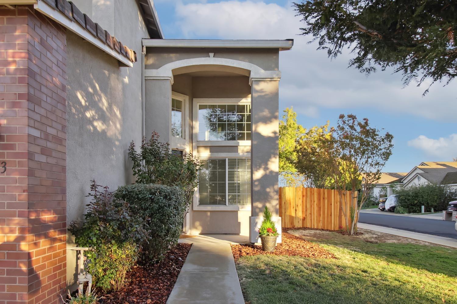 Detail Gallery Image 3 of 53 For 9093 Allbritton Way, Elk Grove,  CA 95758 - 5 Beds | 3 Baths