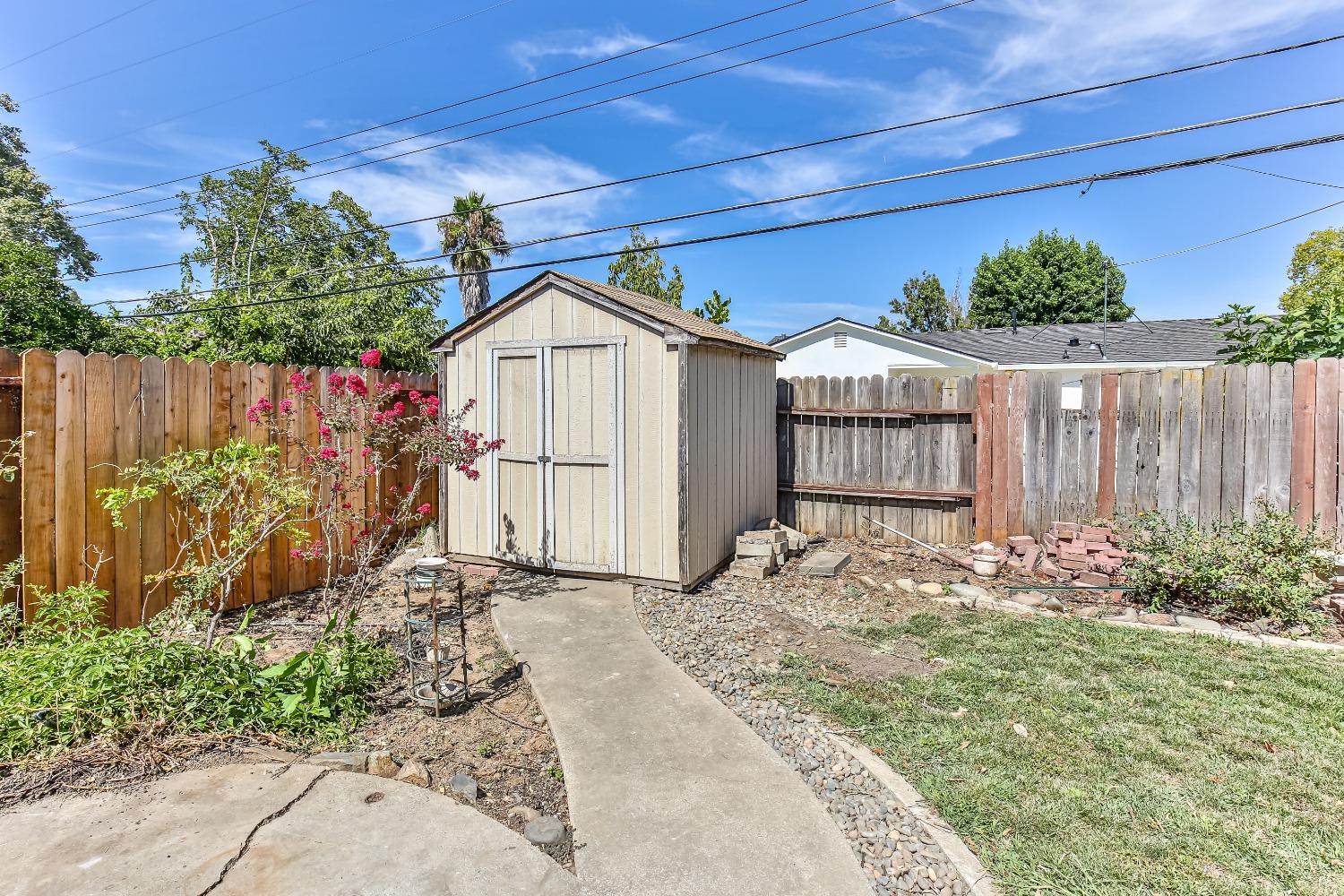 Detail Gallery Image 38 of 43 For 2028 Middleberry Rd, Sacramento,  CA 95815 - 4 Beds | 2 Baths