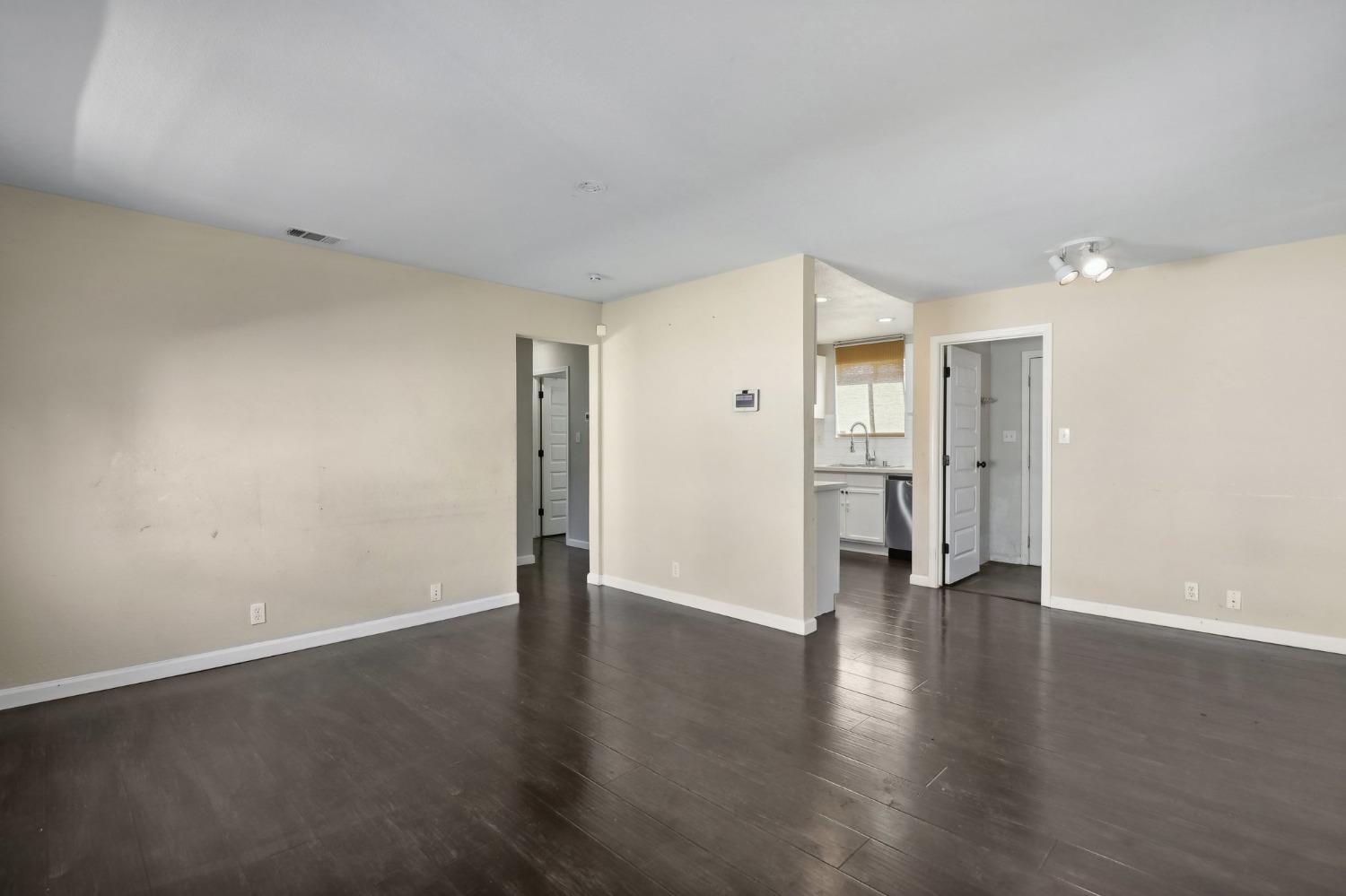 Detail Gallery Image 4 of 27 For 2949 43rd St, Sacramento,  CA 95817 - 3 Beds | 1 Baths