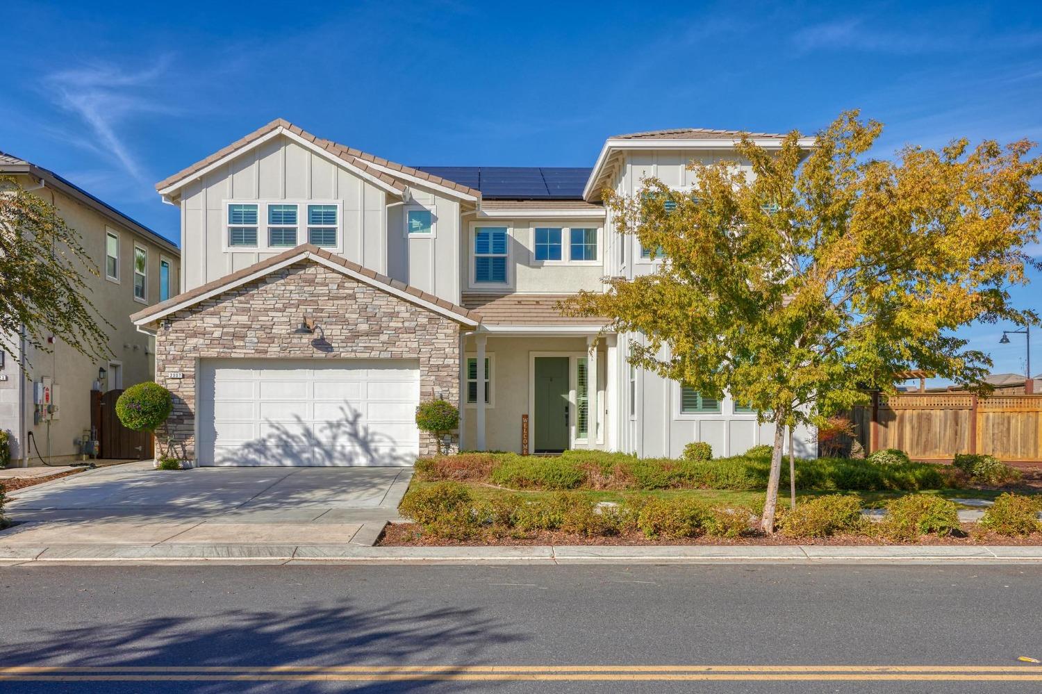 Detail Gallery Image 4 of 80 For 2307 Garden Farms Ave, Lathrop,  CA 95330 - 6 Beds | 5/1 Baths