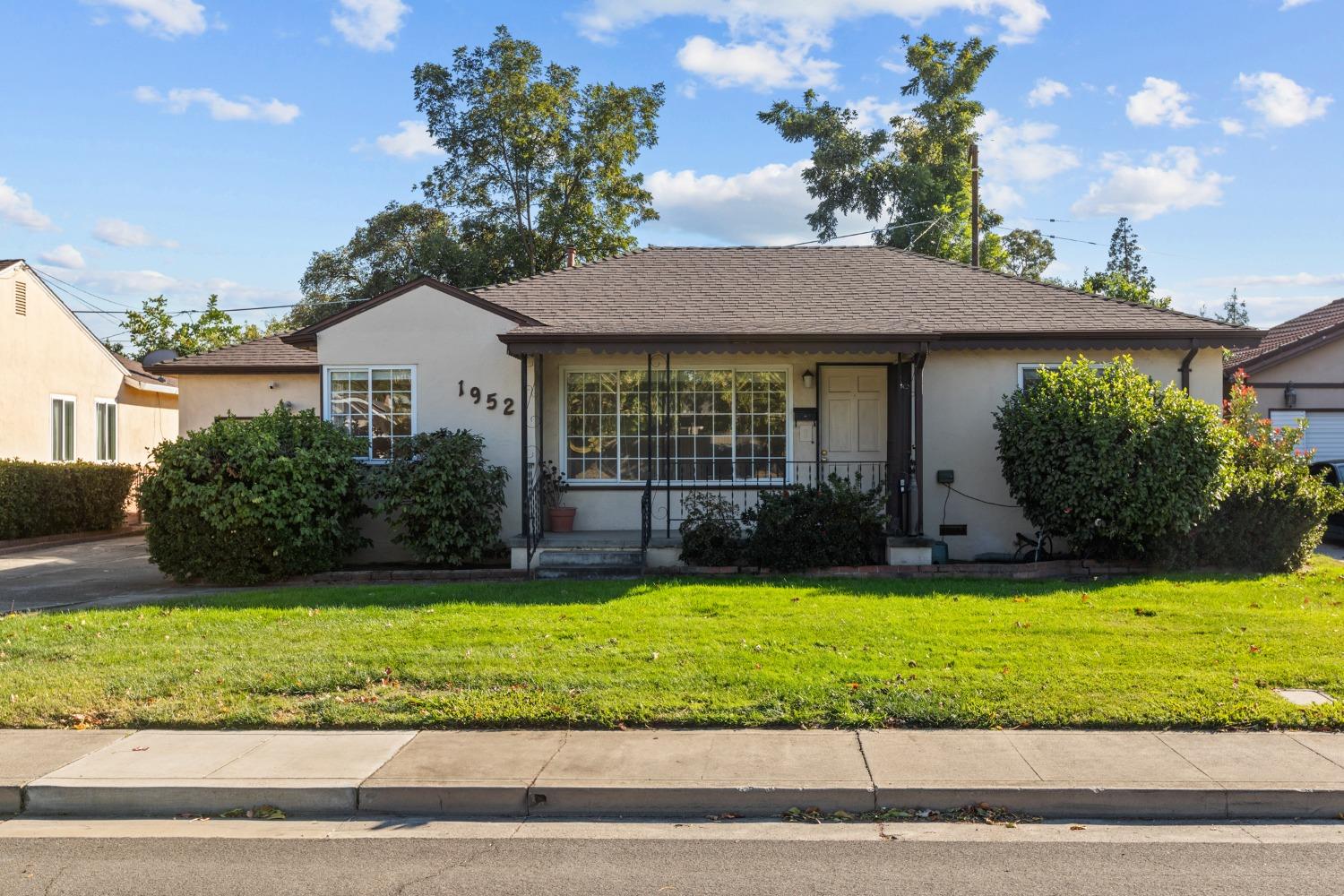 Detail Gallery Image 1 of 31 For 1952 W Alpine Ave, Stockton,  CA 95204 - 3 Beds | 1 Baths