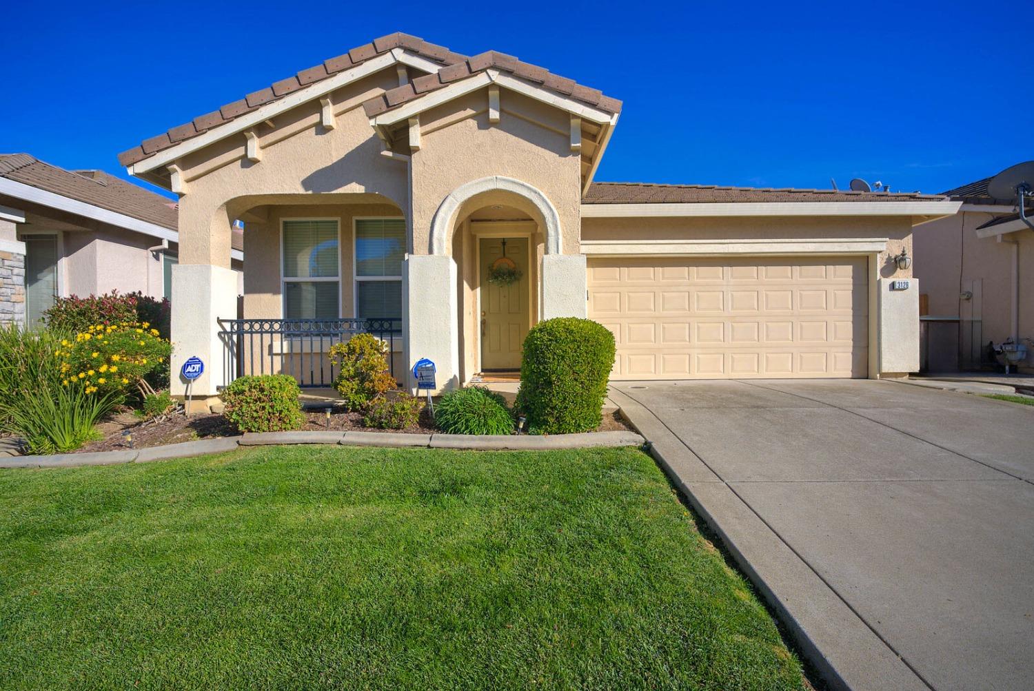 Detail Gallery Image 1 of 36 For 3126 Tintorera Way, Sacramento,  CA 95833 - 3 Beds | 2 Baths