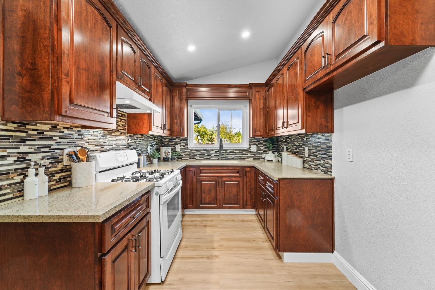 Detail Gallery Image 10 of 39 For 186 Santa Rosa Dr, San Jose,  CA 95111 - 3 Beds | 2 Baths