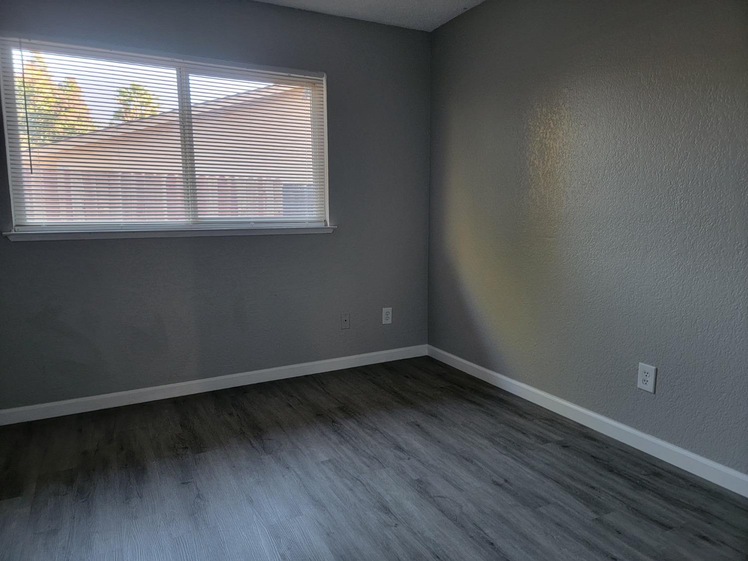 Detail Gallery Image 10 of 22 For 8229 Center Pkwy, Sacramento,  CA 95823 - 2 Beds | 1 Baths