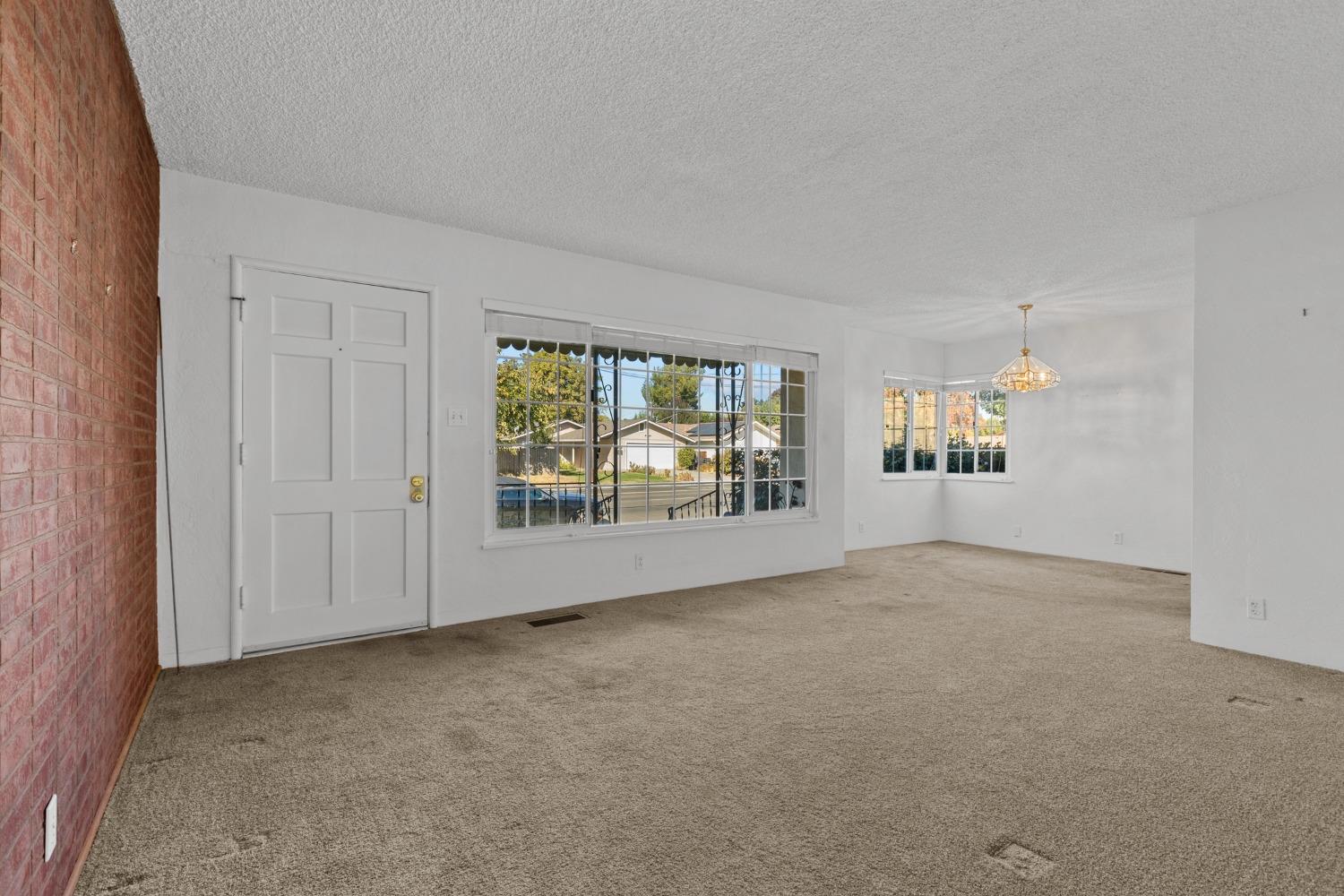 Detail Gallery Image 5 of 31 For 1952 W Alpine Ave, Stockton,  CA 95204 - 3 Beds | 1 Baths