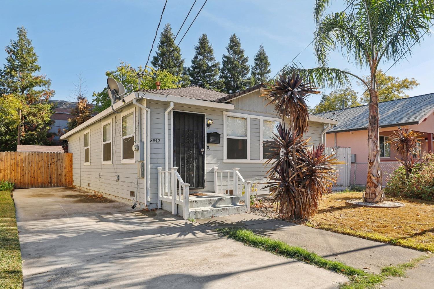 Detail Gallery Image 2 of 27 For 2949 43rd St, Sacramento,  CA 95817 - 3 Beds | 1 Baths