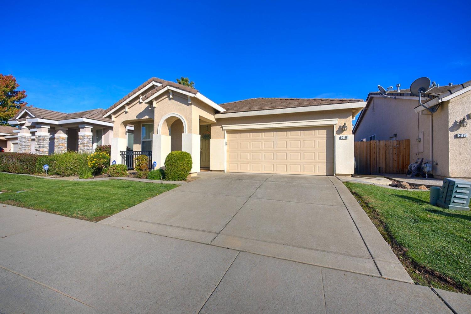 Detail Gallery Image 2 of 36 For 3126 Tintorera Way, Sacramento,  CA 95833 - 3 Beds | 2 Baths