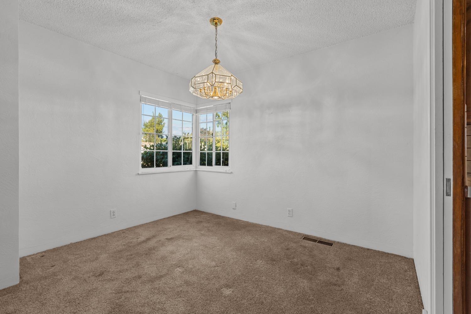 Detail Gallery Image 6 of 31 For 1952 W Alpine Ave, Stockton,  CA 95204 - 3 Beds | 1 Baths