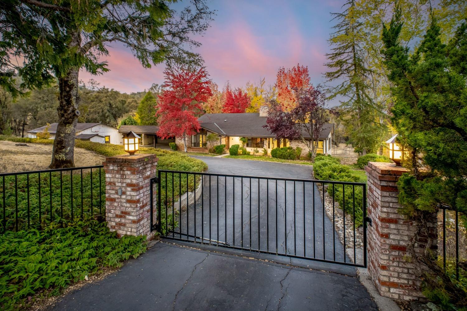 Detail Gallery Image 2 of 89 For 10870 Willowbrook Ln, Penn Valley,  CA 95946 - 4 Beds | 3 Baths