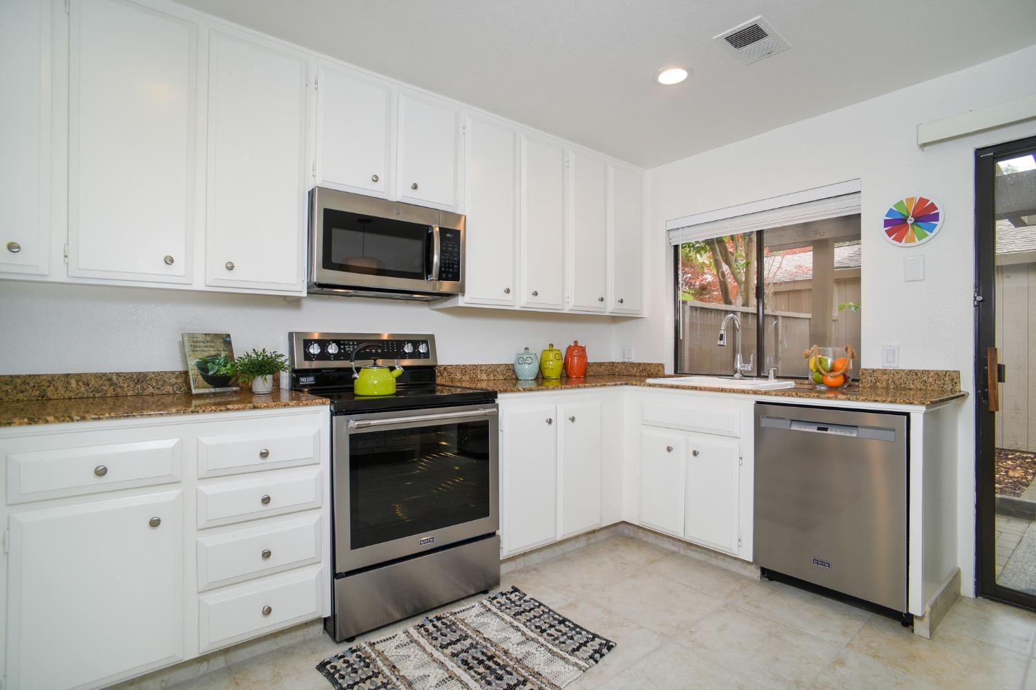 Detail Gallery Image 7 of 38 For 292 Hartnell Pl, Sacramento,  CA 95825 - 2 Beds | 2/1 Baths