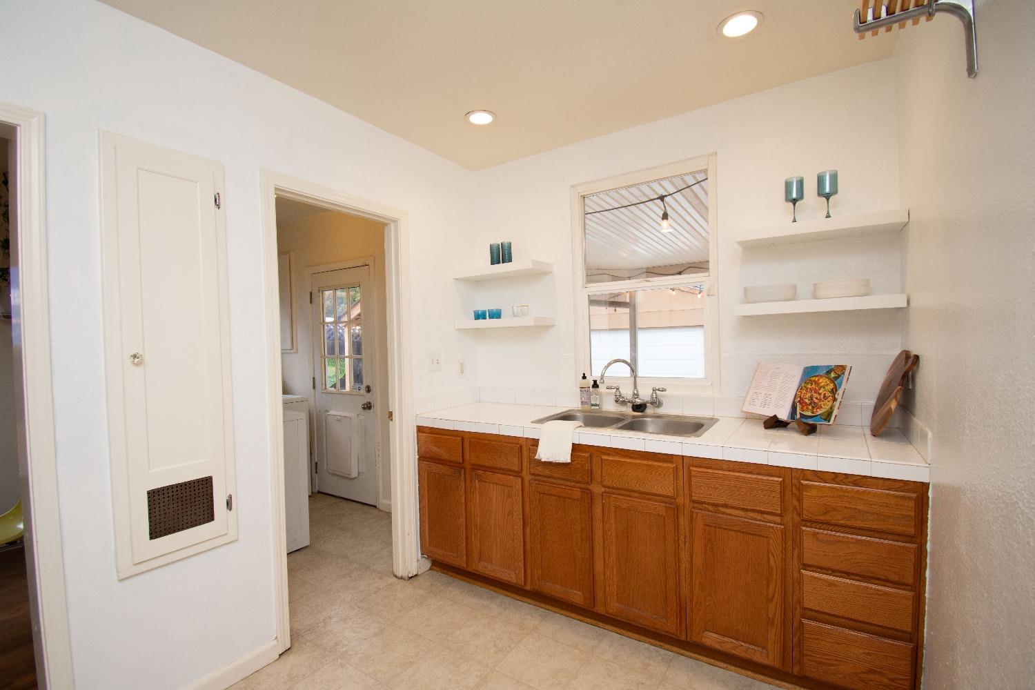 Detail Gallery Image 17 of 34 For 3309 9th Ave, Sacramento,  CA 95817 - 2 Beds | 1 Baths