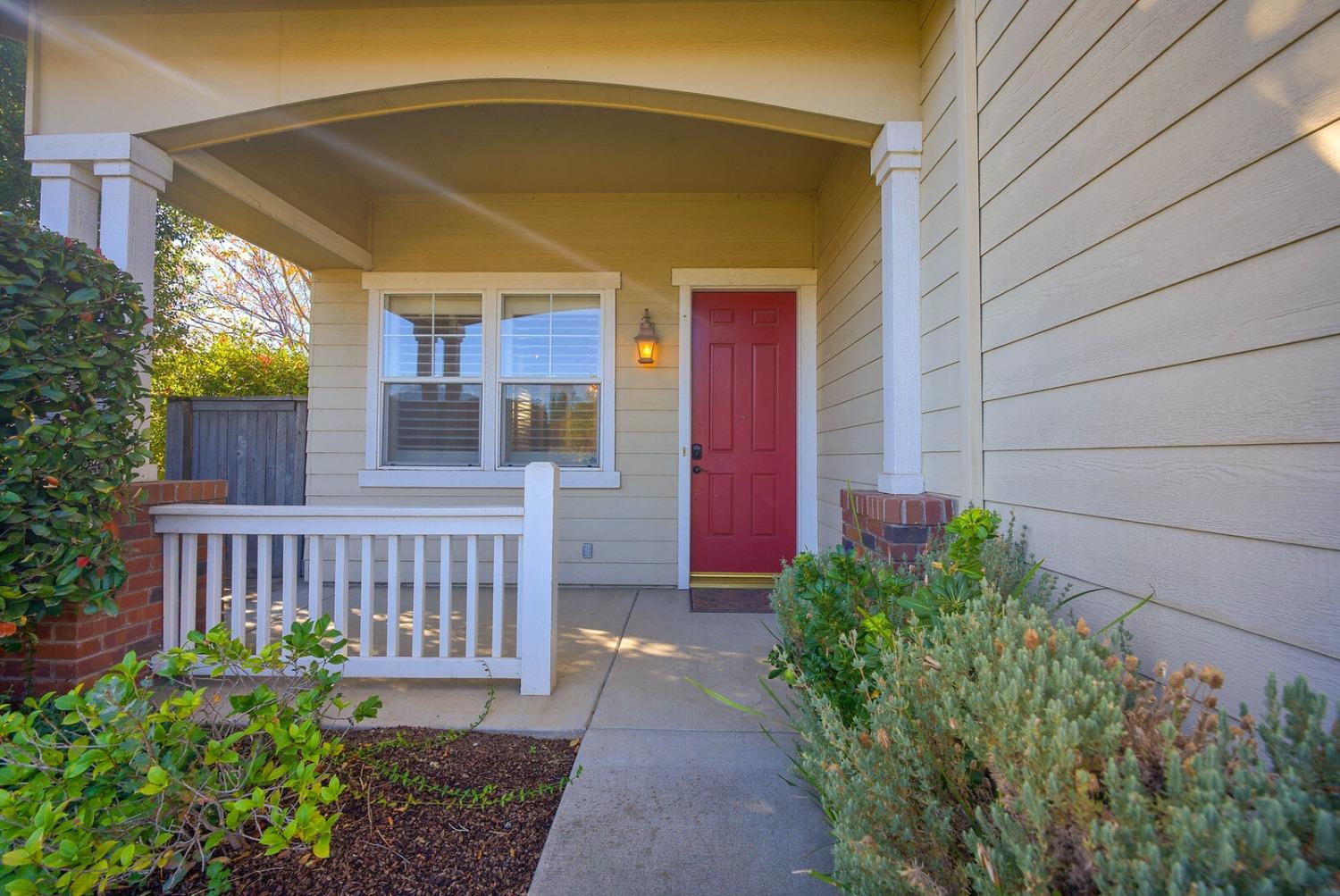 Detail Gallery Image 2 of 39 For 501 Twinwood Loop, Roseville,  CA 95678 - 5 Beds | 2/1 Baths