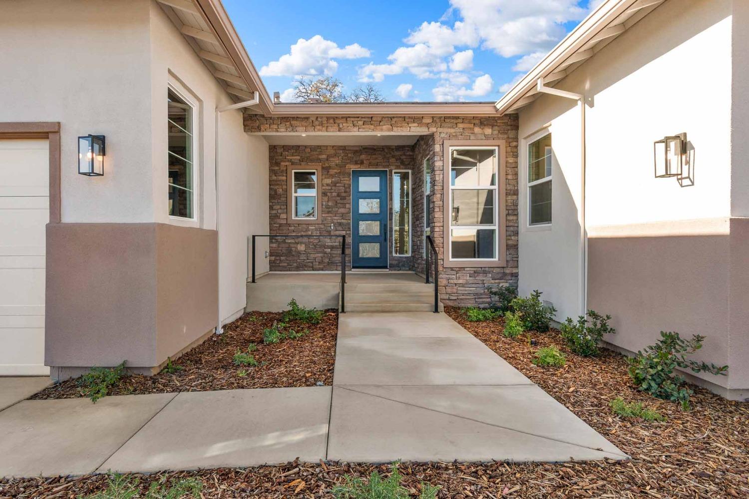 Detail Gallery Image 3 of 40 For 404 Canyon Creek Dr, Auburn,  CA 95603 - 3 Beds | 2/1 Baths