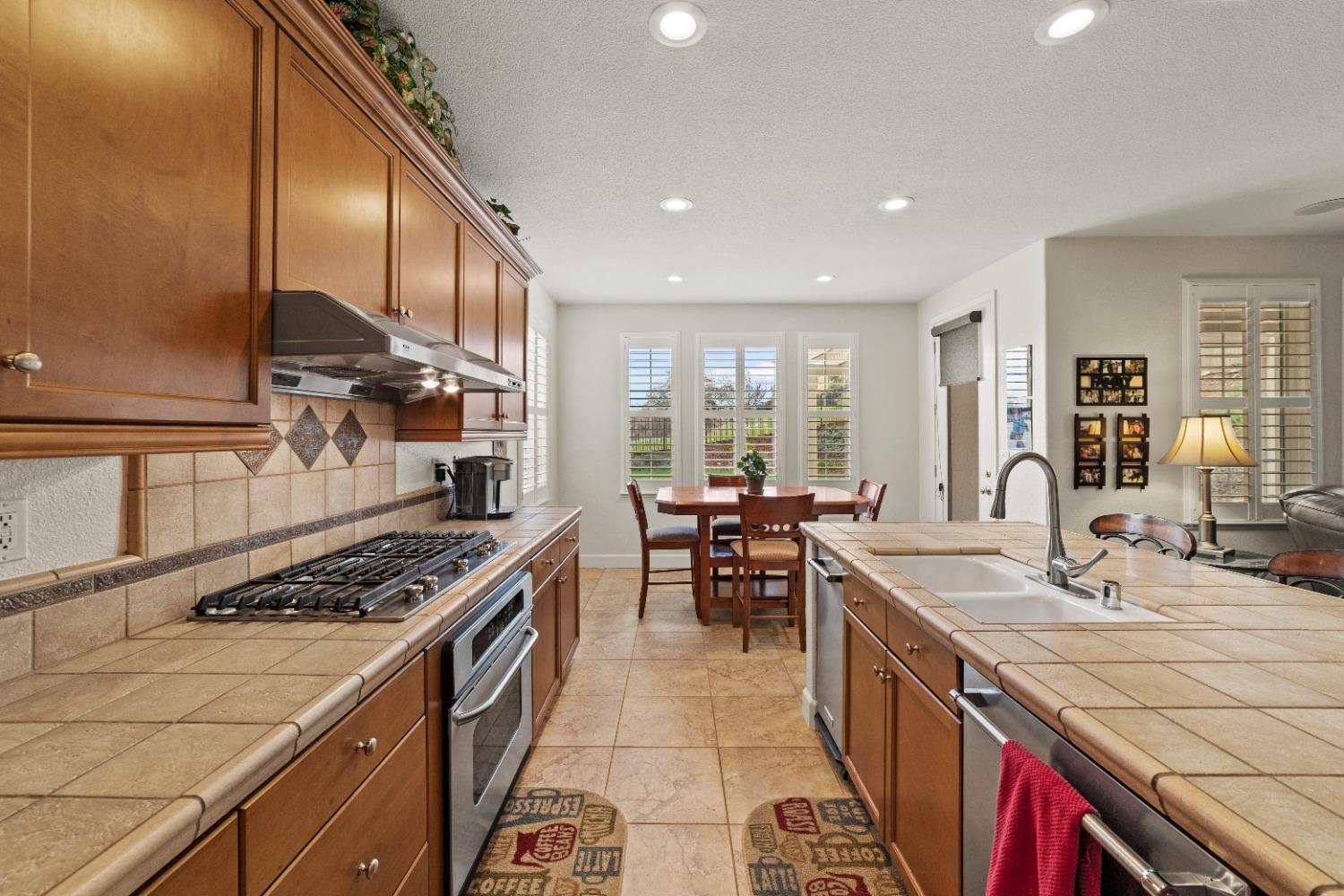 Detail Gallery Image 12 of 62 For 9010 Hearst Pl, El Dorado Hills,  CA 95762 - 5 Beds | 4 Baths