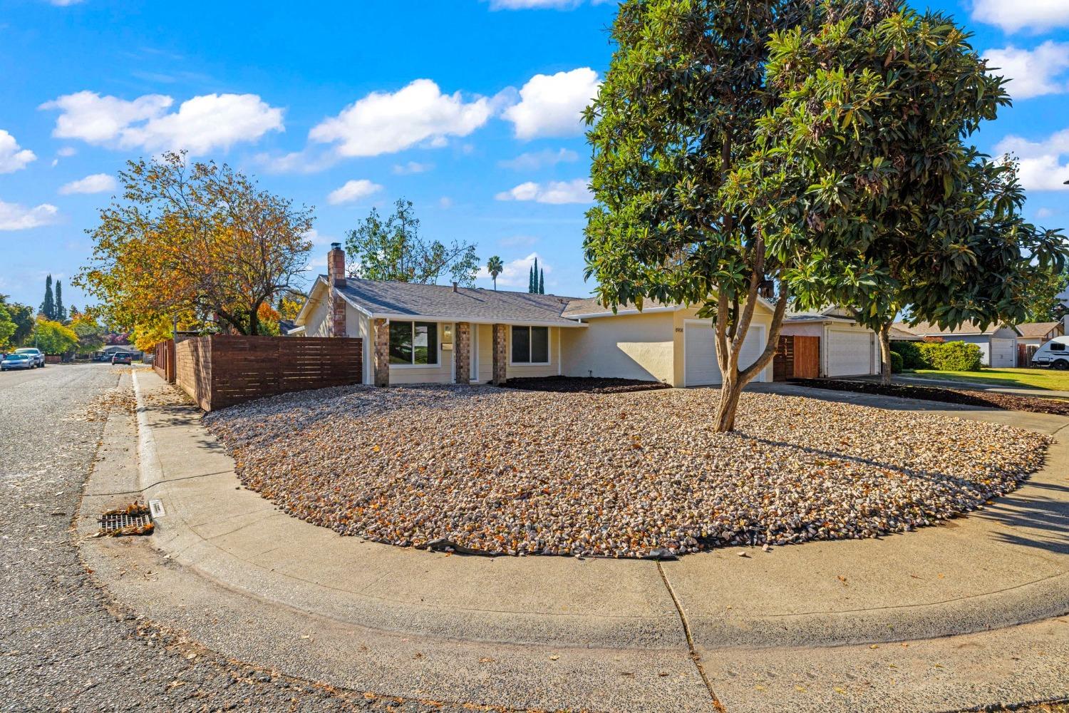 Detail Gallery Image 3 of 43 For 8908 Salmon Falls Dr, Sacramento,  CA 95826 - 4 Beds | 2 Baths