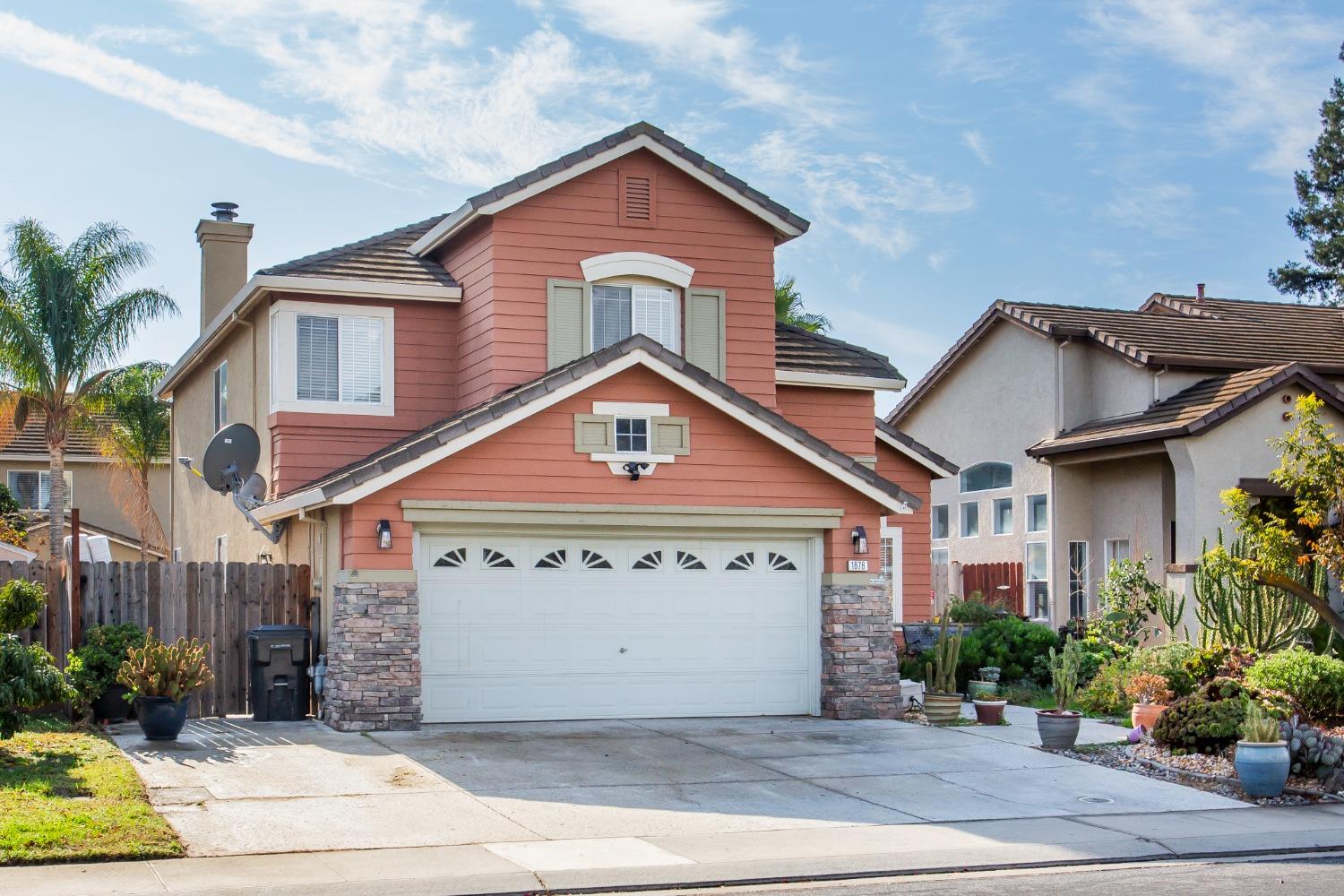 Detail Gallery Image 2 of 31 For 1676 Komenich Dr, Manteca,  CA 95336 - 4 Beds | 3 Baths