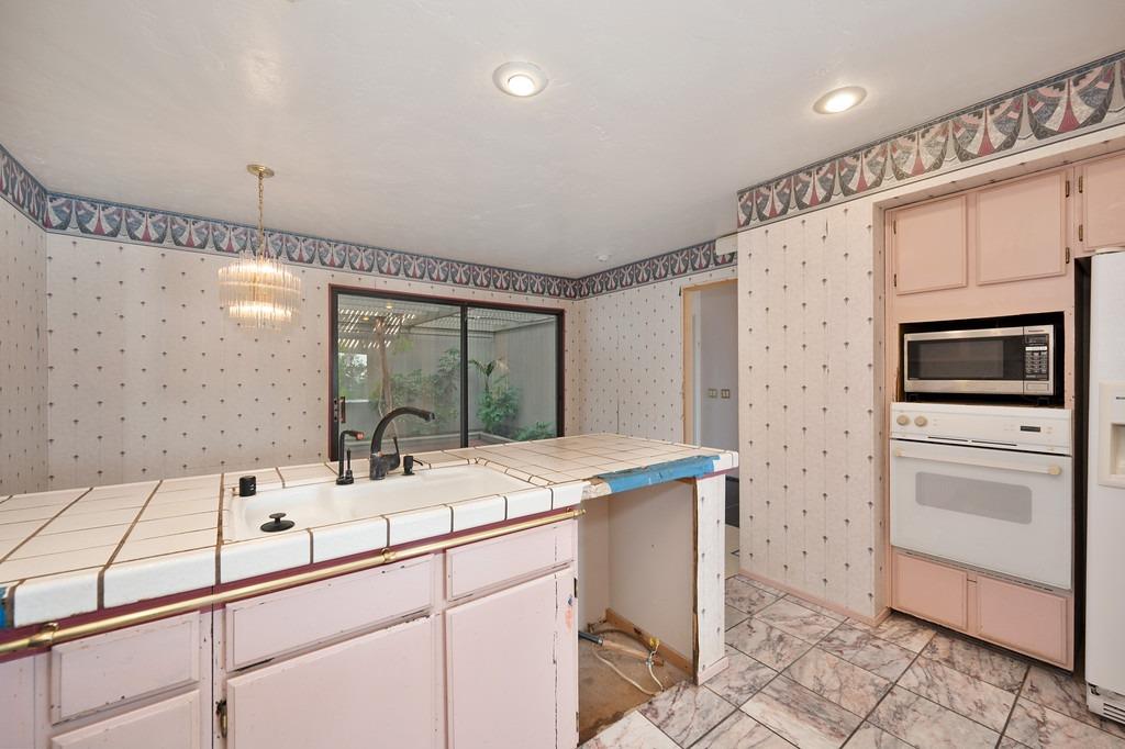 Detail Gallery Image 11 of 37 For 8784 Bluff Ln, Fair Oaks,  CA 95628 - 3 Beds | 2/1 Baths