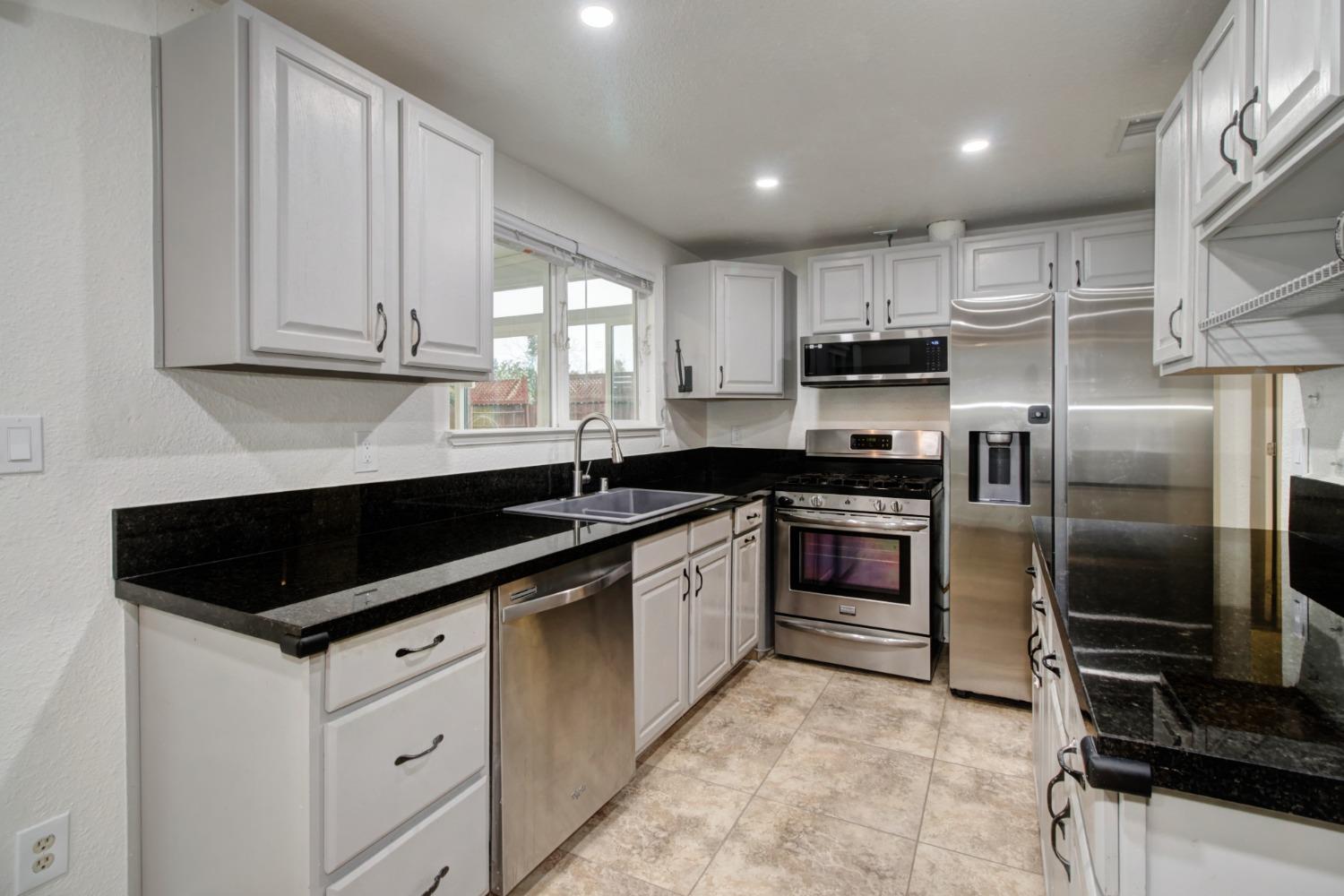 Detail Gallery Image 11 of 53 For 2342 S Whitney Blvd, Rocklin,  CA 95677 - 4 Beds | 2/1 Baths