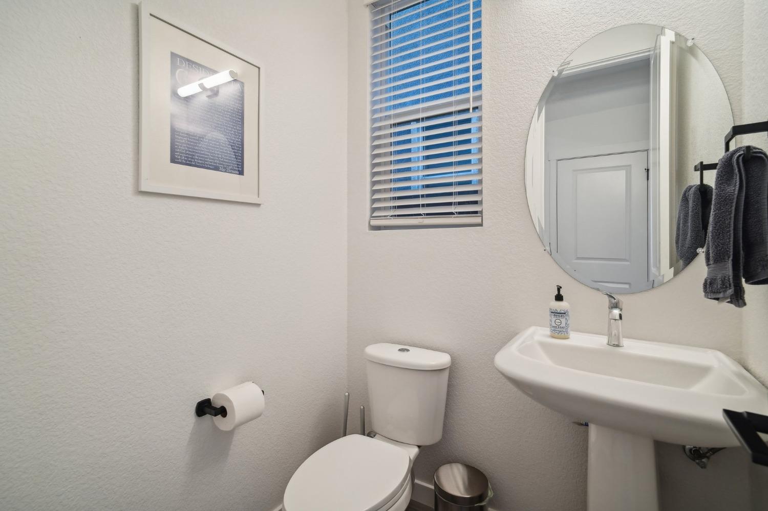 Detail Gallery Image 8 of 31 For 4933 Esma Jane Ln, Sacramento,  CA 95822 - 3 Beds | 2/1 Baths