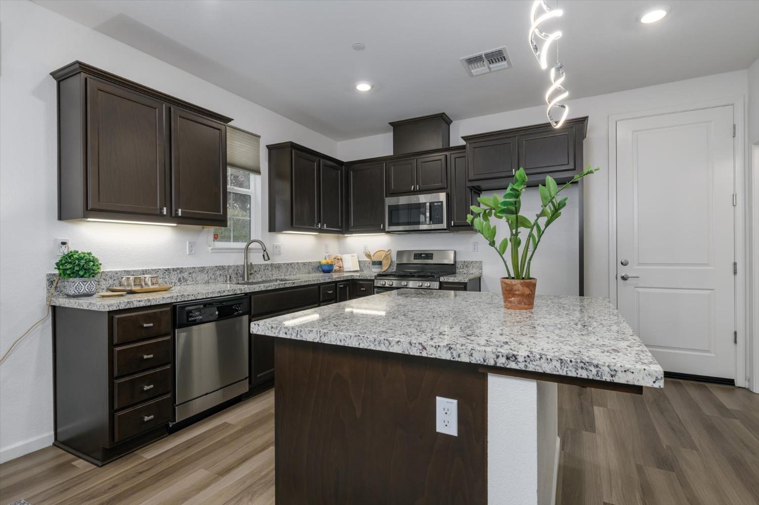 Detail Gallery Image 6 of 31 For 2930 Chatelet Walk, Sacramento,  CA 95834 - 3 Beds | 2/1 Baths