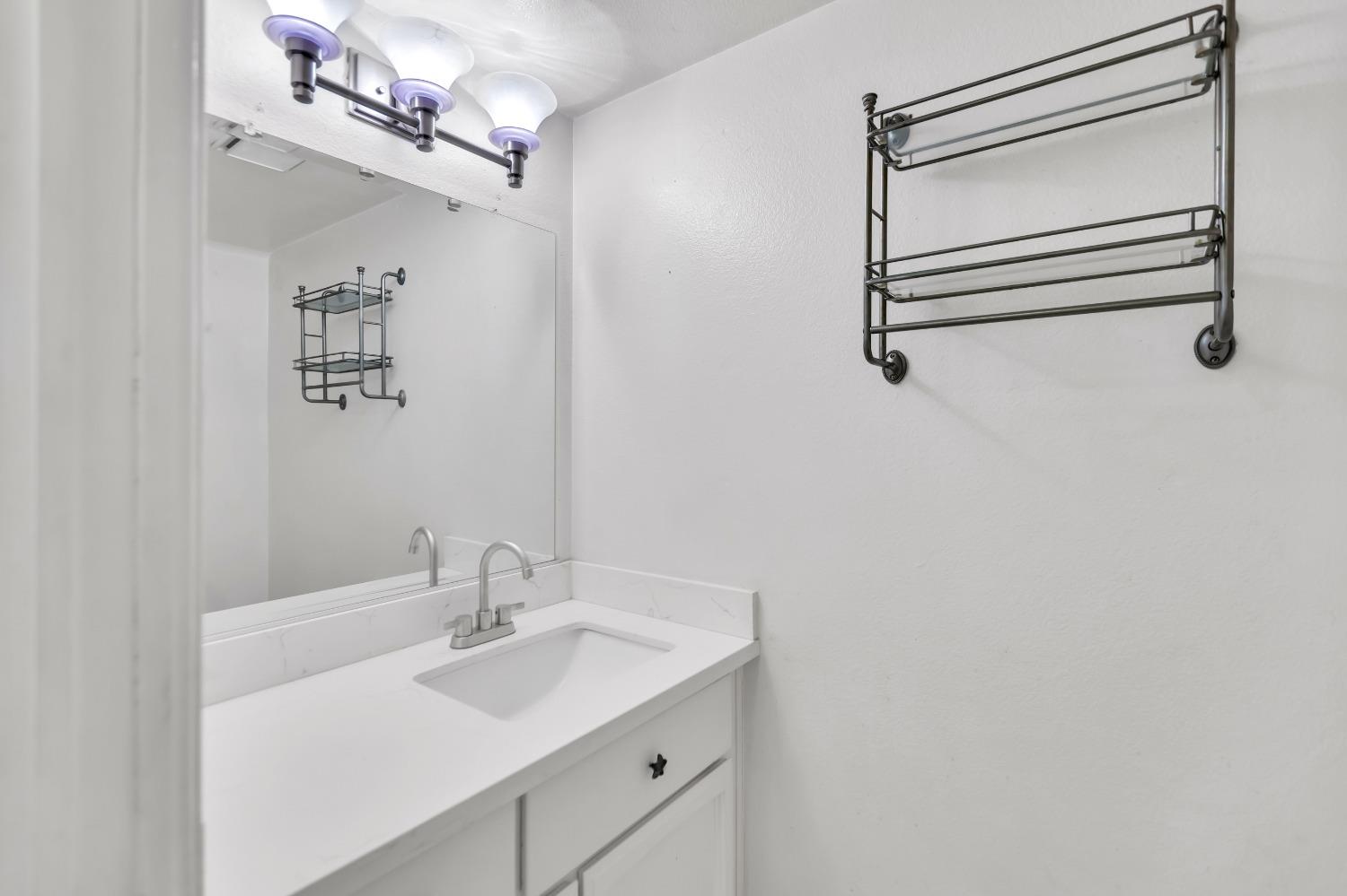 Detail Gallery Image 10 of 46 For 9317 Cassaro Ct, Elk Grove,  CA 95758 - 3 Beds | 2/1 Baths