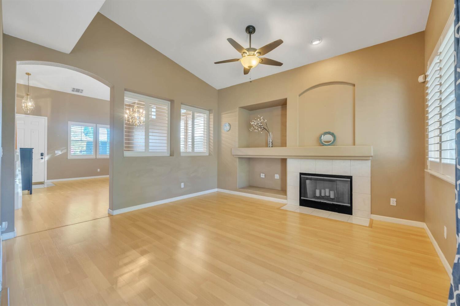 Detail Gallery Image 9 of 39 For 501 Twinwood Loop, Roseville,  CA 95678 - 5 Beds | 2/1 Baths