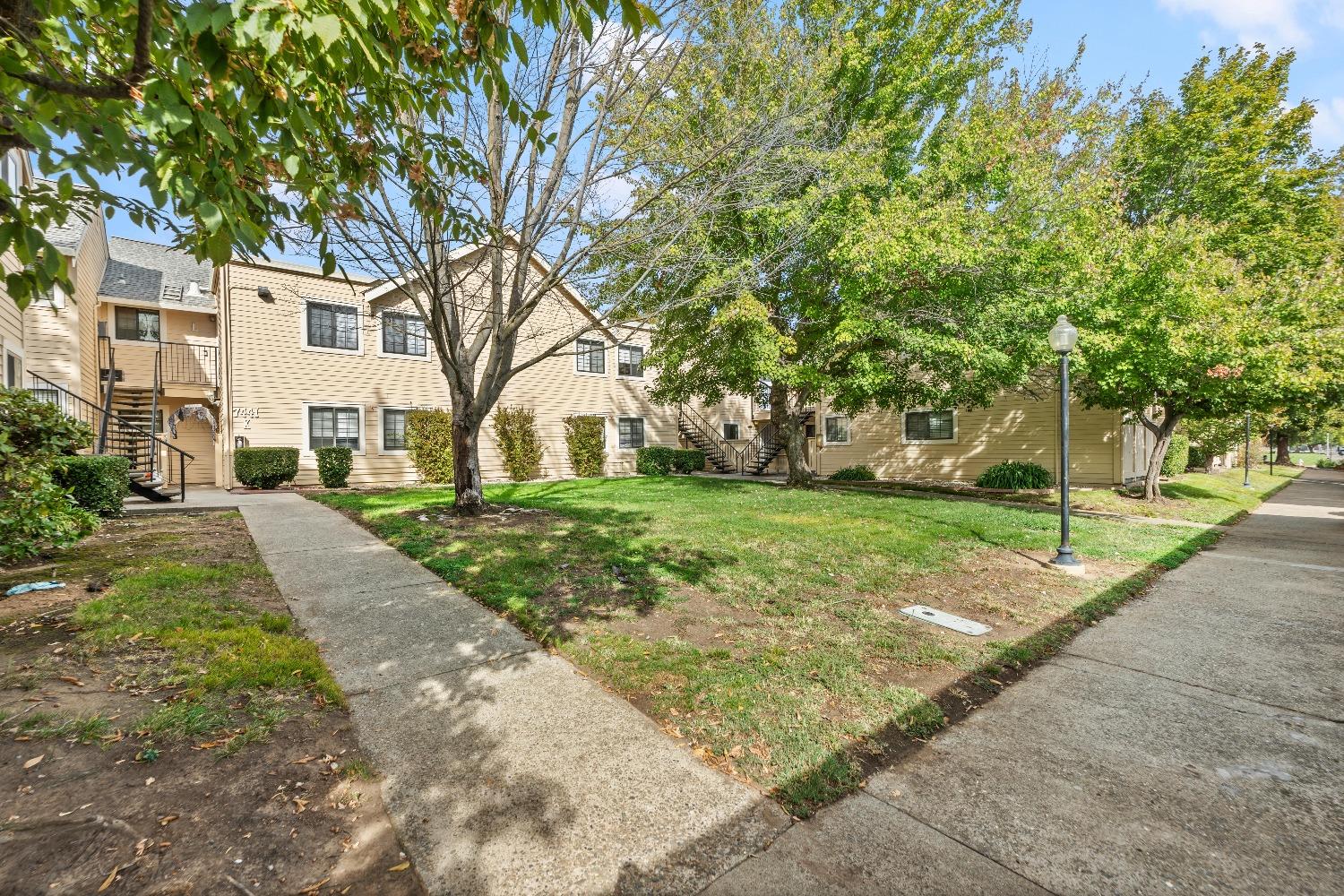 Detail Gallery Image 34 of 51 For 7441 Auburn Oaks Ct #G,  Citrus Heights,  CA 95621 - 2 Beds | 2 Baths