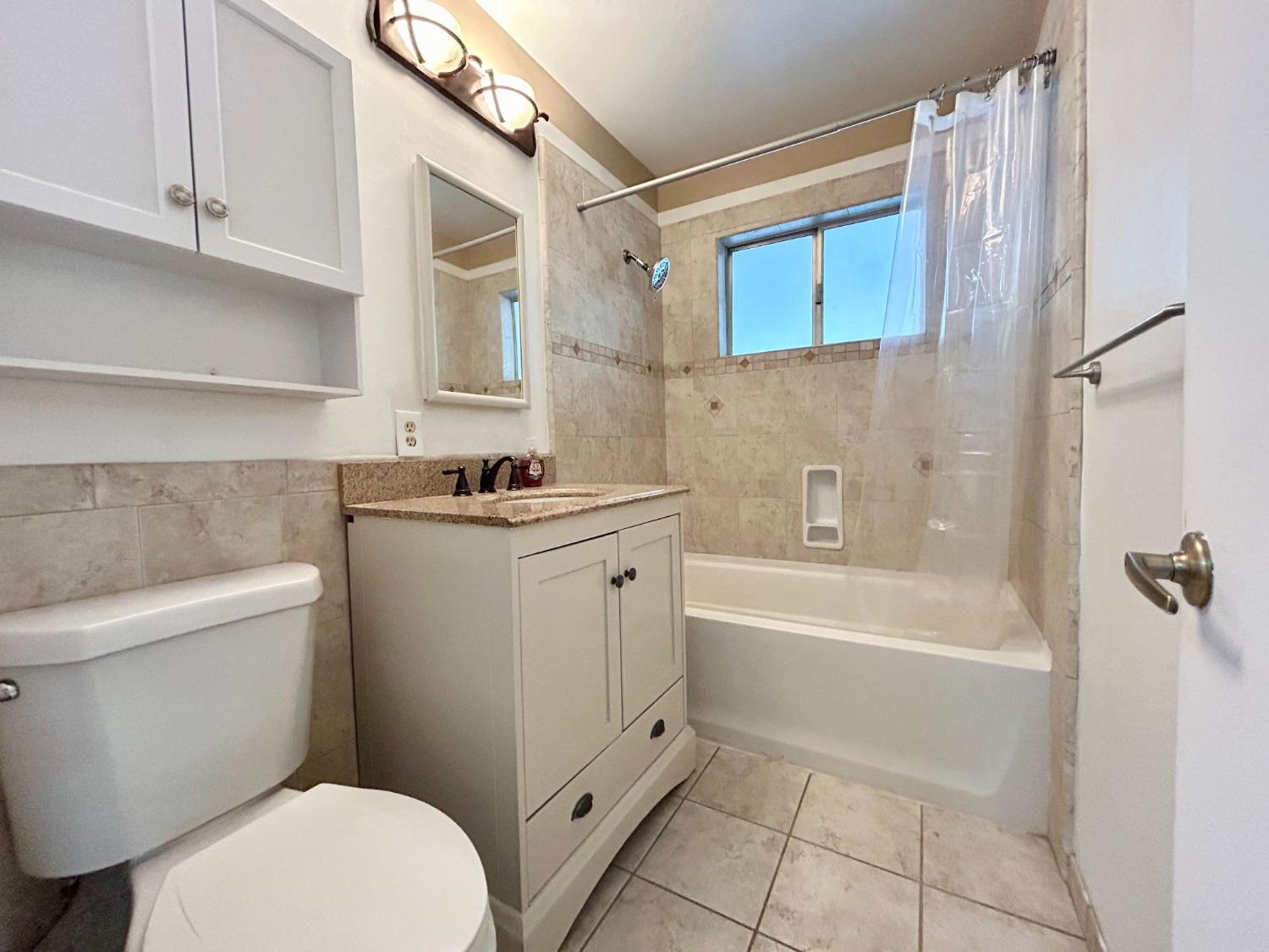 Detail Gallery Image 11 of 26 For 4358 N Pleasant Ave, Fresno,  CA 93705 - 3 Beds | 1/1 Baths