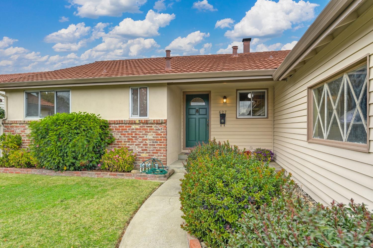 Detail Gallery Image 3 of 34 For 627 Norgard Ct, Sacramento,  CA 95833 - 4 Beds | 2 Baths