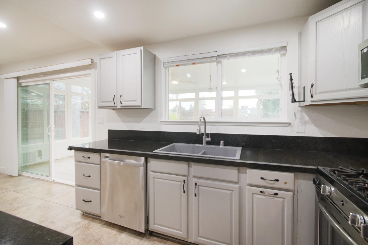 Detail Gallery Image 13 of 53 For 2342 S Whitney Blvd, Rocklin,  CA 95677 - 4 Beds | 2/1 Baths