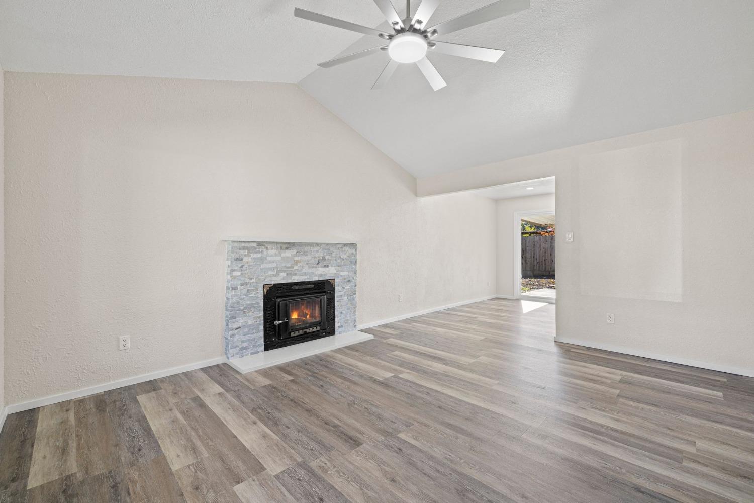 Detail Gallery Image 7 of 43 For 8908 Salmon Falls Dr, Sacramento,  CA 95826 - 4 Beds | 2 Baths