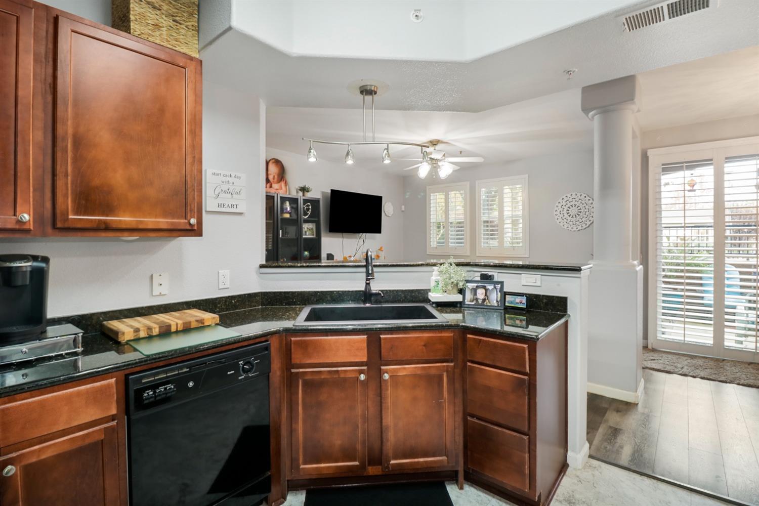 Detail Gallery Image 4 of 22 For 1900 Danbrook Dr #117,  Sacramento,  CA 95835 - 1 Beds | 1 Baths