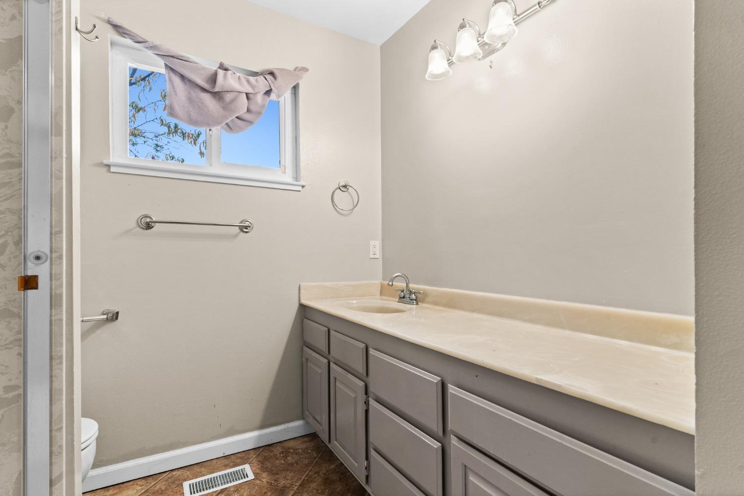 Detail Gallery Image 28 of 38 For 3700 Sheridan Ct, Concord,  CA 94518 - 4 Beds | 2/1 Baths