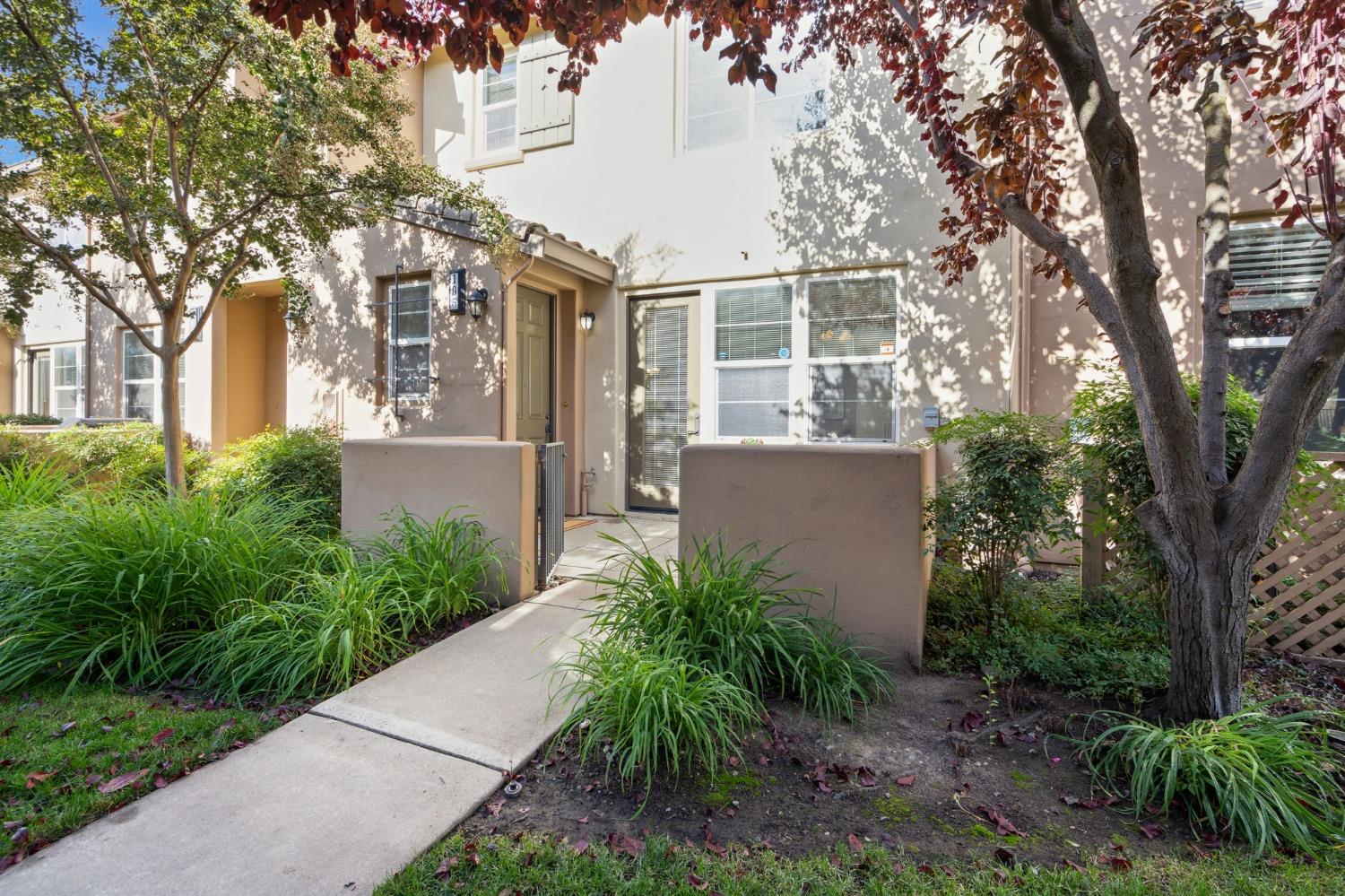 Detail Gallery Image 3 of 34 For 427 Anchor Ln #105,  West Sacramento,  CA 95605 - 3 Beds | 2/1 Baths