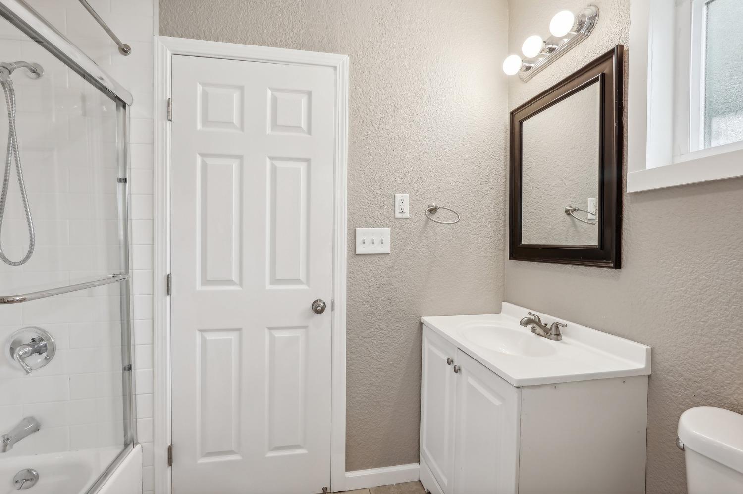 Detail Gallery Image 21 of 36 For 129 W South St, Tracy,  CA 95376 - 4 Beds | 1 Baths