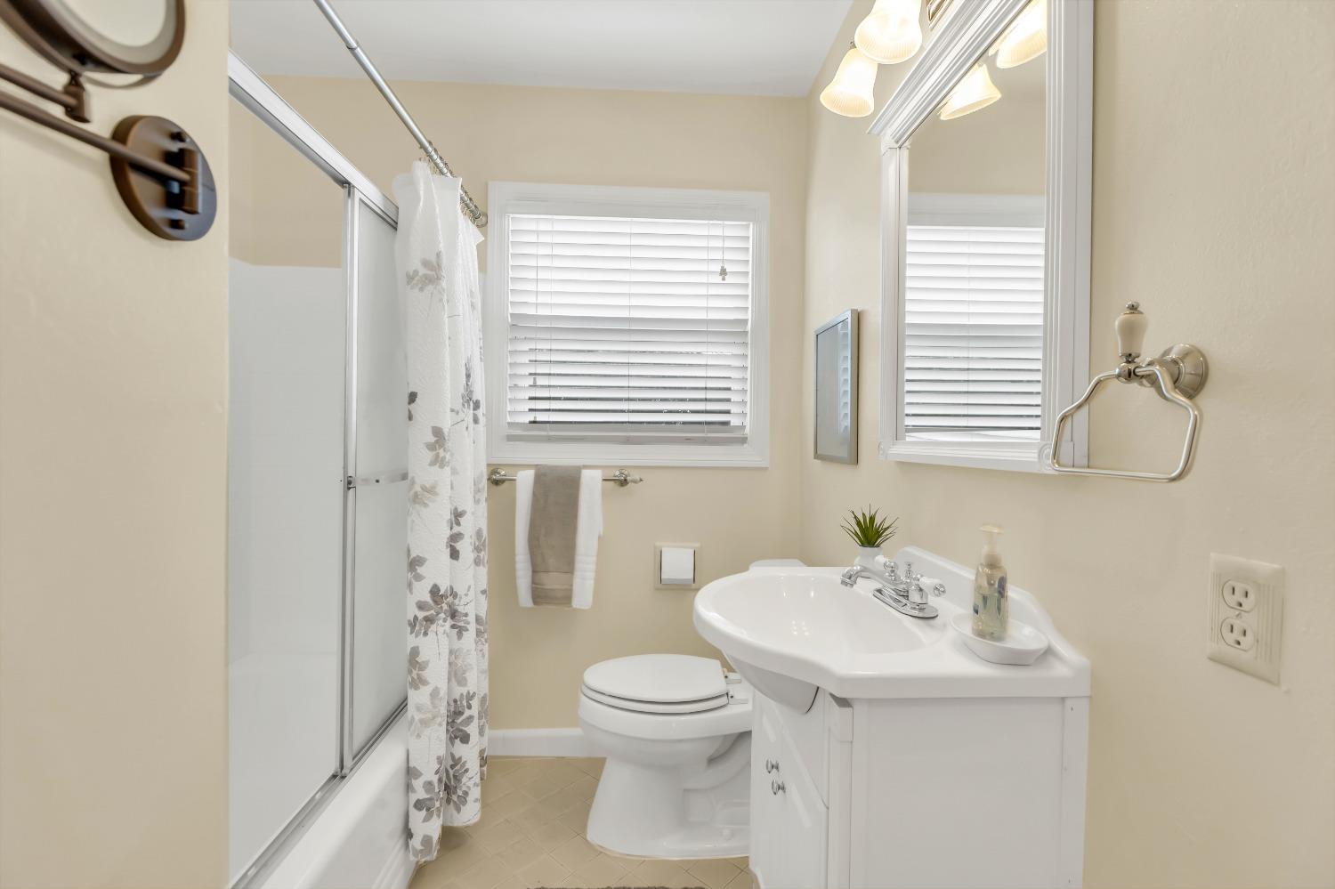 Detail Gallery Image 22 of 42 For 354 Lagomarsino Way, Sacramento,  CA 95819 - 3 Beds | 1 Baths