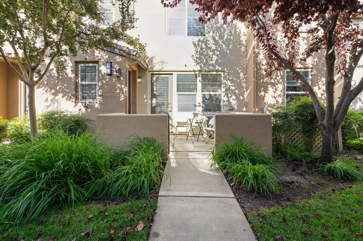 Detail Gallery Image 1 of 34 For 427 Anchor Ln #105,  West Sacramento,  CA 95605 - 3 Beds | 2/1 Baths