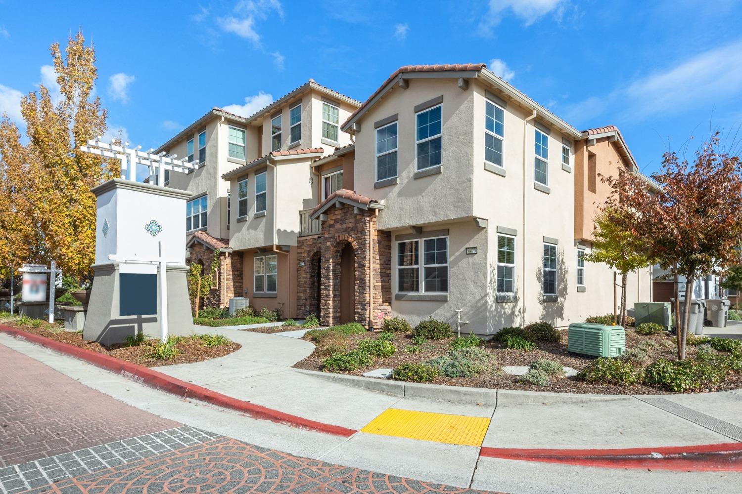 Detail Gallery Image 2 of 39 For 4470 Louvre Ln, Sacramento,  CA 95834 - 3 Beds | 2/1 Baths