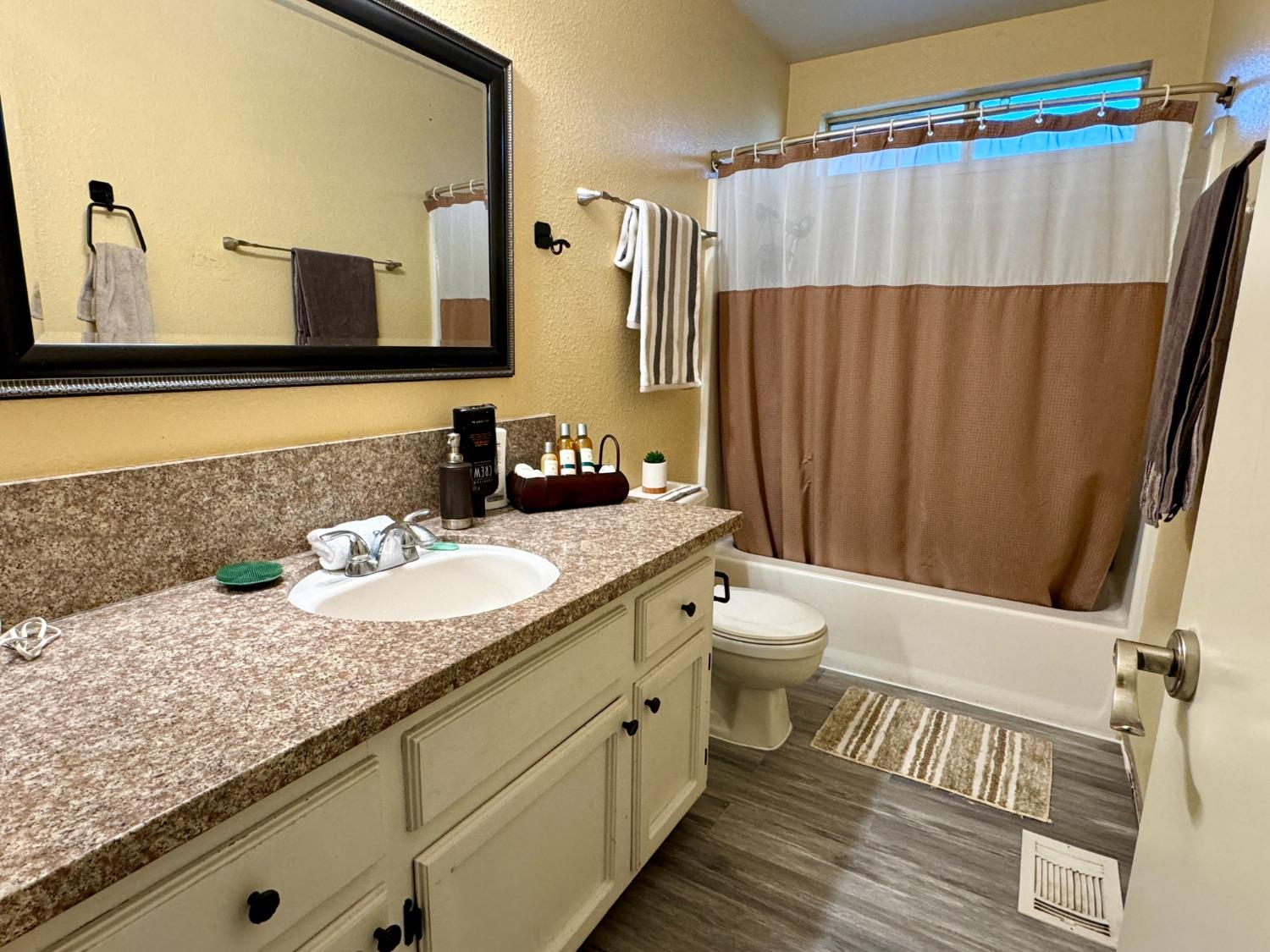 Detail Gallery Image 14 of 26 For 2112 Mount Vernon Dr #D,  Modesto,  CA 95350 - 3 Beds | 1/1 Baths