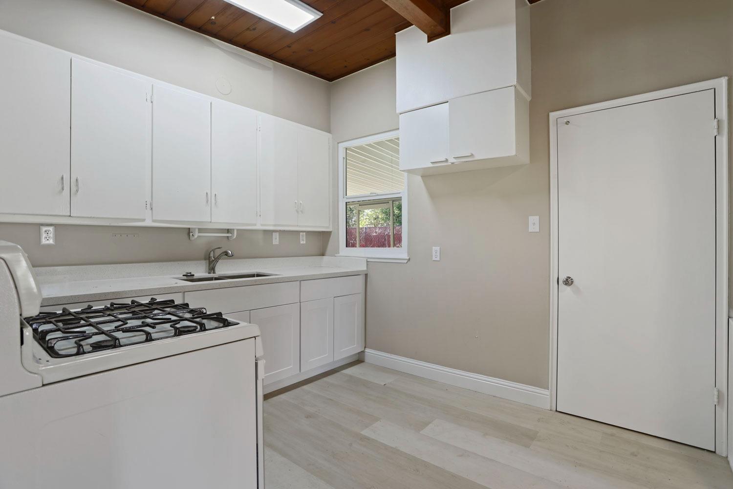 Detail Gallery Image 7 of 21 For 350 W 4th St, Stockton,  CA 95206 - 3 Beds | 1 Baths