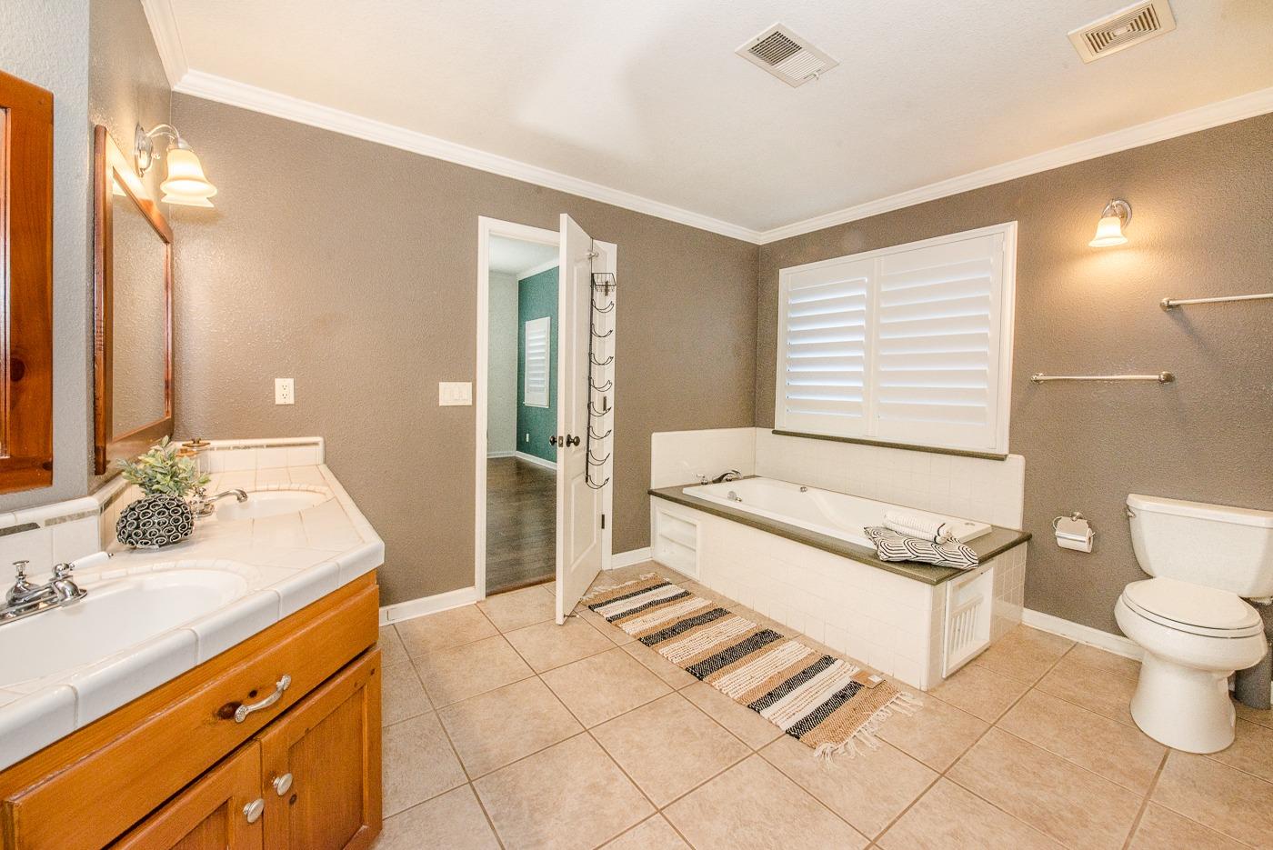 Detail Gallery Image 11 of 24 For 410 Casa Linda Dr, Woodland,  CA 95695 - 3 Beds | 2 Baths