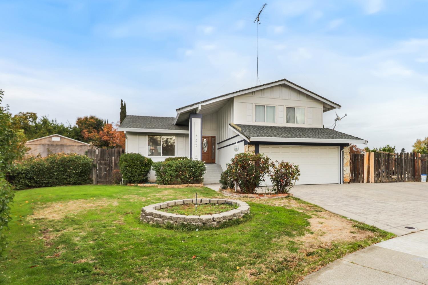 Detail Gallery Image 2 of 52 For 7709 Malory Ct, Sacramento,  CA 95828 - 4 Beds | 3 Baths