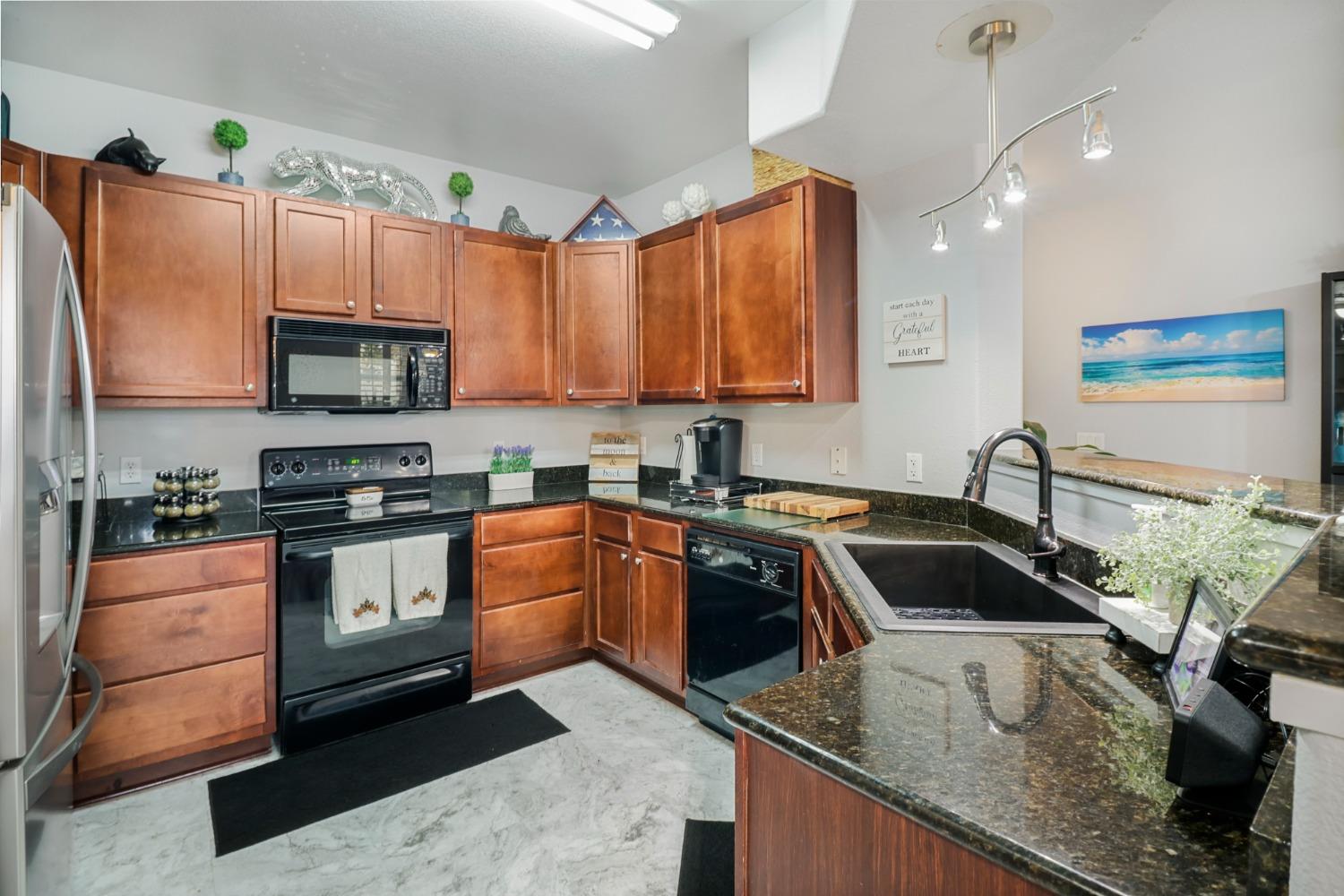 Detail Gallery Image 1 of 22 For 1900 Danbrook Dr #117,  Sacramento,  CA 95835 - 1 Beds | 1 Baths