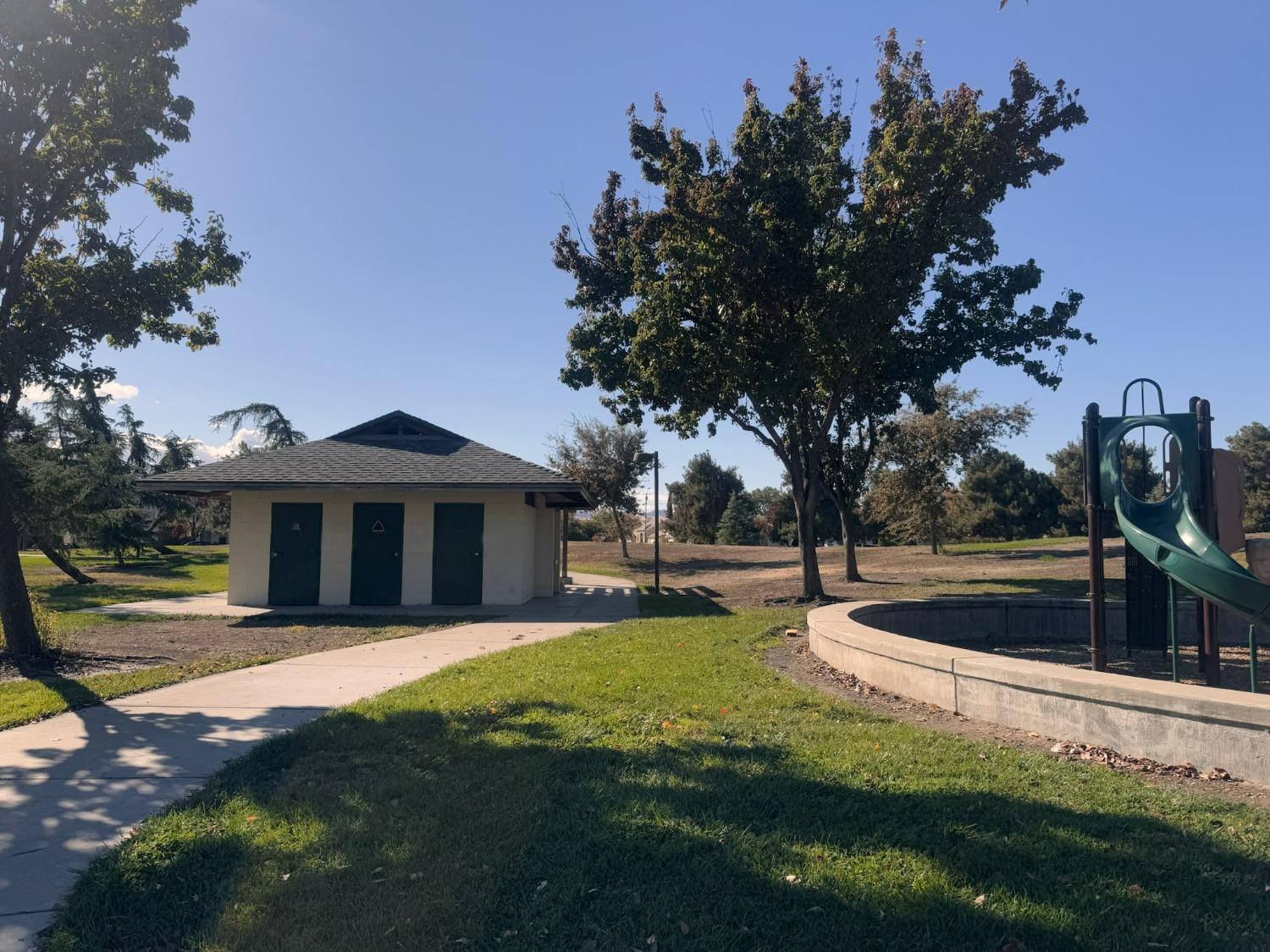 Detail Gallery Image 33 of 40 For 1666 Countrywood Ln, Tracy,  CA 95376 - 3 Beds | 2/1 Baths