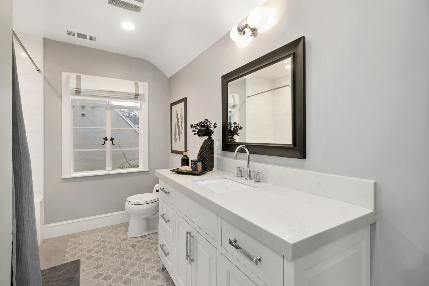 Detail Gallery Image 32 of 38 For 2808 Land Park Dr, Sacramento,  CA 95818 - 4 Beds | 2/1 Baths