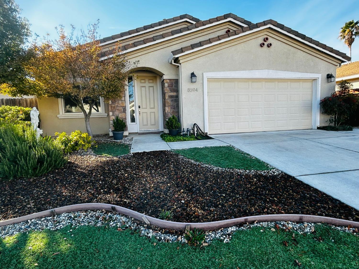 Detail Gallery Image 1 of 31 For 8594 New Forest Way, Sacramento,  CA 95828 - 3 Beds | 2 Baths