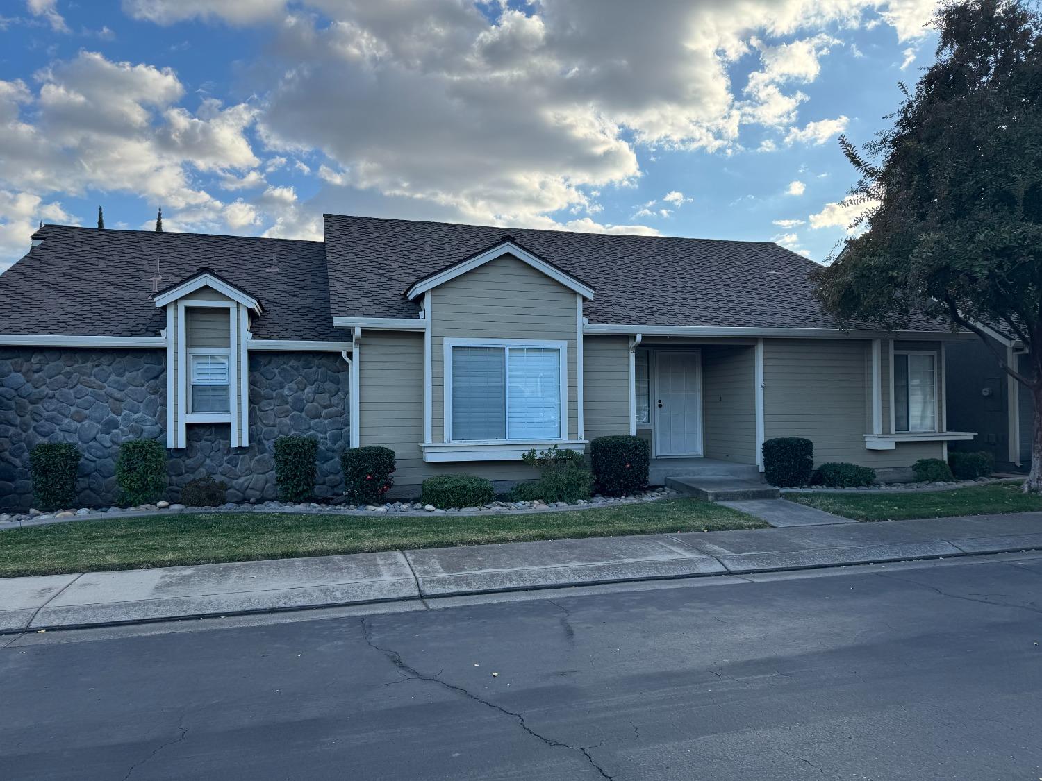 Detail Gallery Image 1 of 23 For 2828 Stone Valley St, Modesto,  CA 95355 - 3 Beds | 2 Baths