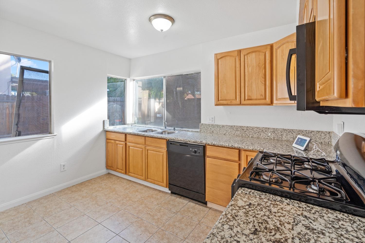 Detail Gallery Image 18 of 42 For 7924 Skander Way, Sacramento,  CA 95828 - 3 Beds | 2 Baths