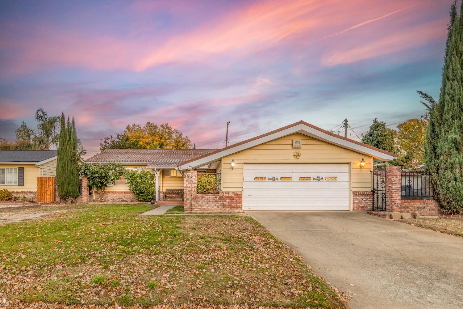 Detail Gallery Image 1 of 40 For 2957 Loyola St, Sacramento,  CA 95826 - 3 Beds | 2 Baths