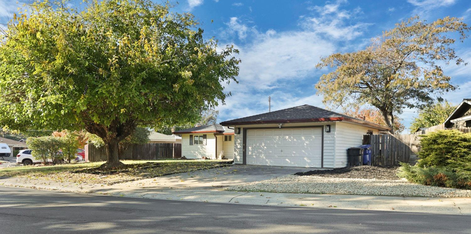 Detail Gallery Image 2 of 36 For 5701 Eastridge Dr, Sacramento,  CA 95842 - 3 Beds | 2 Baths